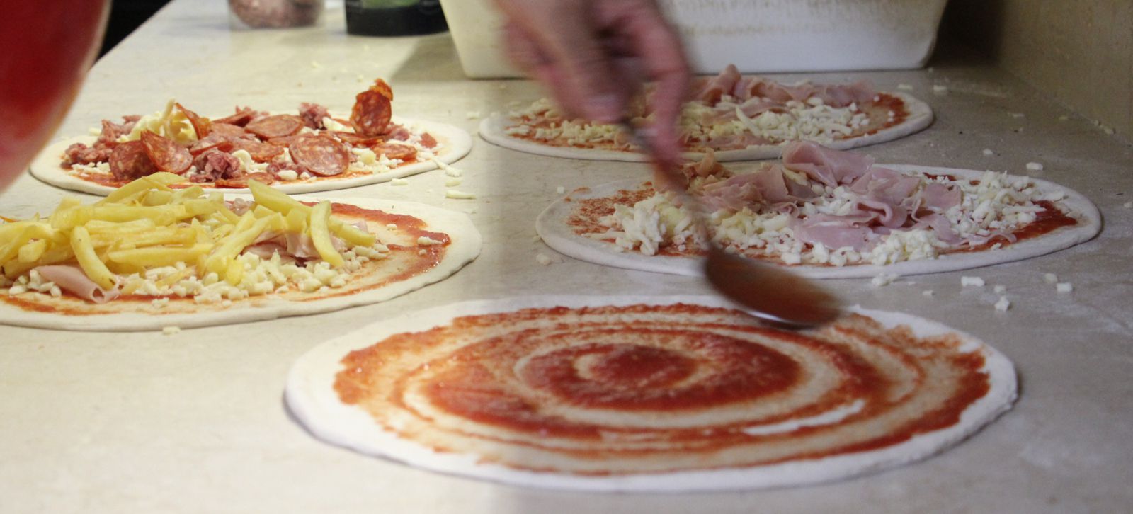 Pizza in preparazione | Ristorante Olimpo - Brescia
