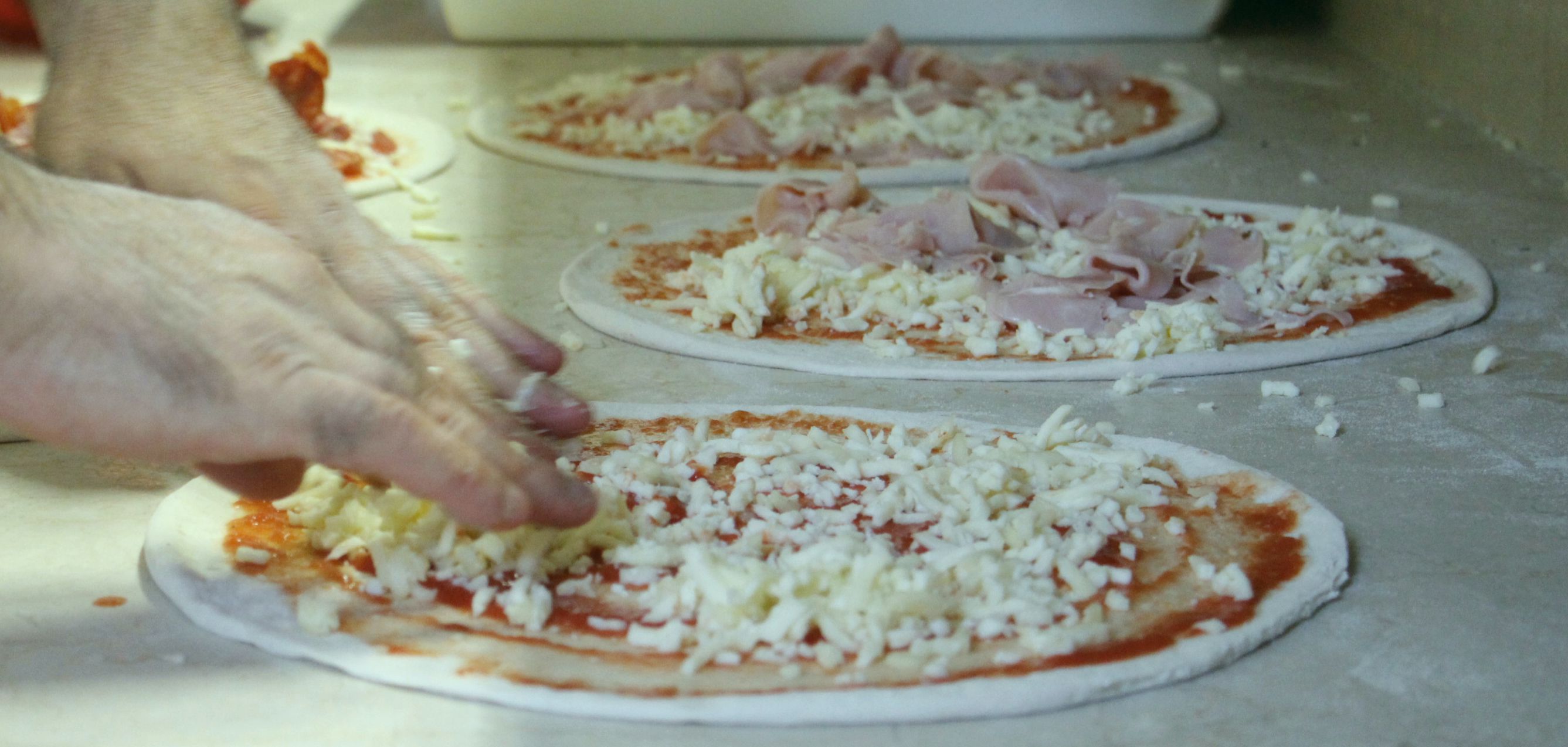 Pizza in preparazione | Ristorante Olimpo - Brescia