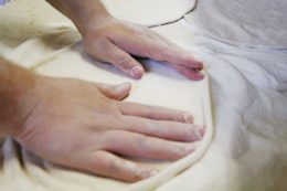 Preparazione della pizza alla Pizzeria Olimpo di Brescia