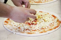 Preparazione della pizza alla Pizzeria Olimpo di Brescia