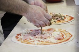 Preparazione della pizza alla Pizzeria Olimpo di Brescia