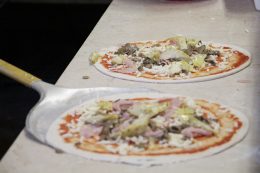 Preparazione della pizza alla Pizzeria Olimpo di Brescia